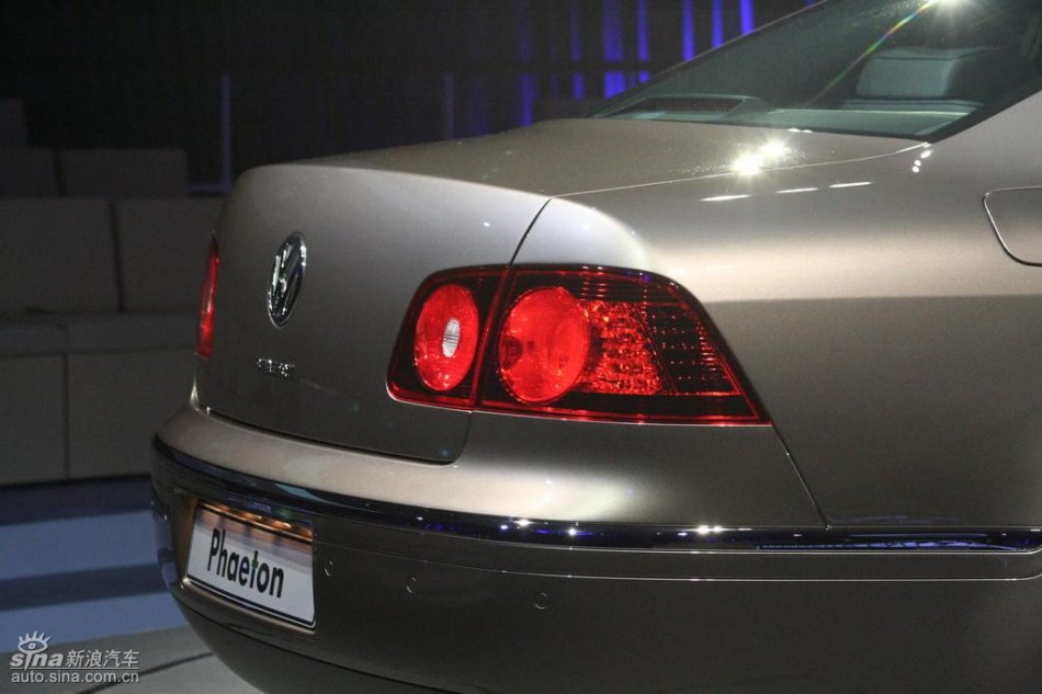 全新3.6L辉腾上市现场外观实拍图