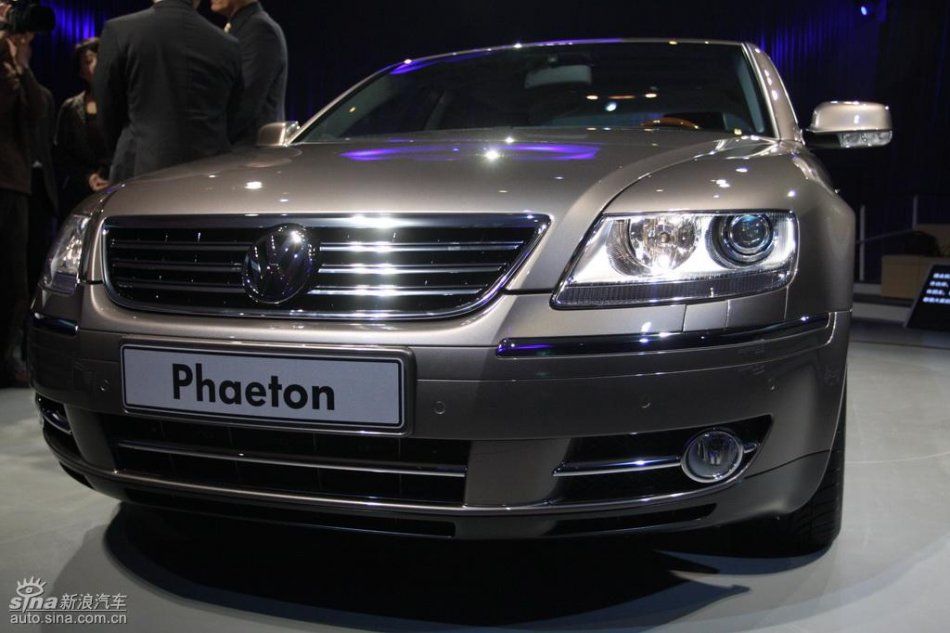 全新3.6L辉腾上市现场外观实拍图