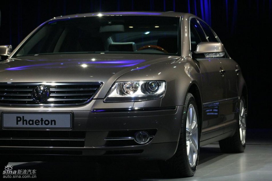 全新3.6L辉腾上市现场外观实拍图