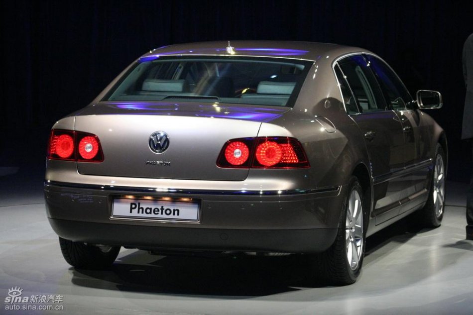 全新3.6L辉腾上市现场外观实拍图