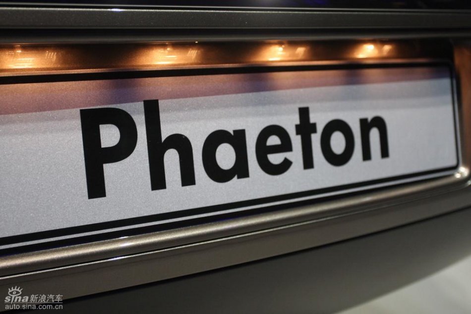 全新3.6L辉腾上市现场外观实拍图