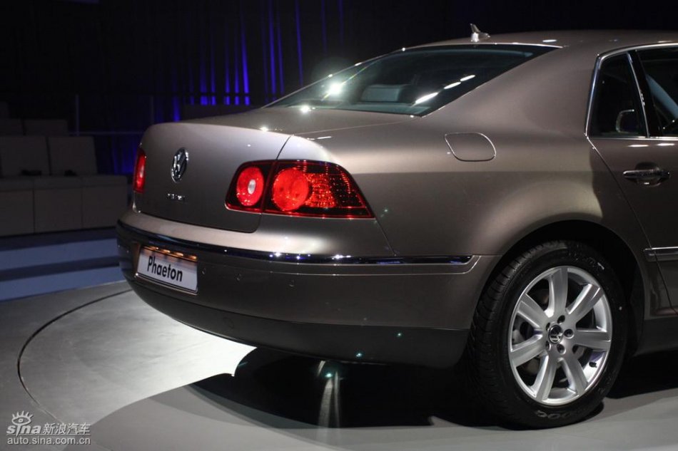 全新3.6L辉腾上市现场外观实拍图