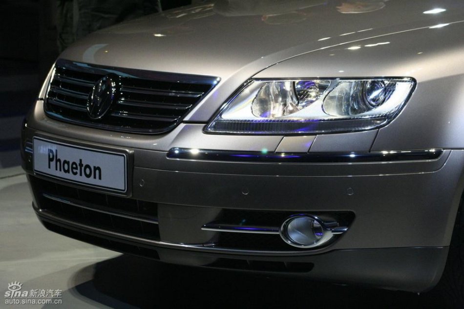 全新3.6L辉腾上市现场外观实拍图