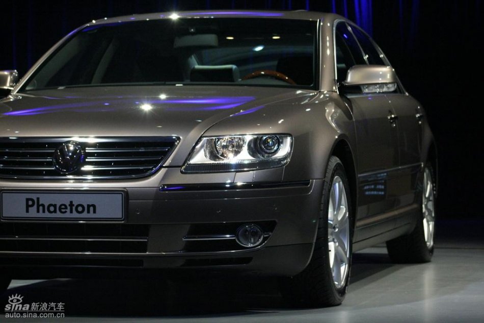 全新3.6L辉腾上市现场外观实拍图