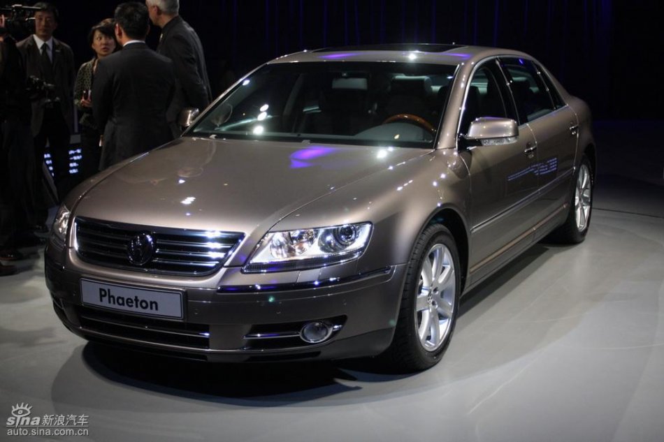 全新3.6L辉腾上市现场外观实拍图