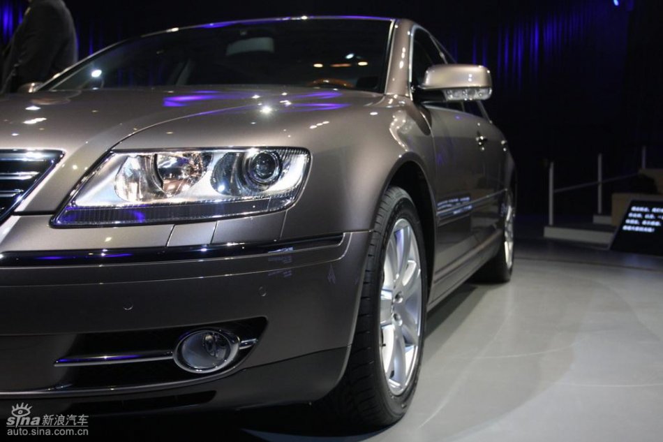 全新3.6L辉腾上市现场外观实拍图