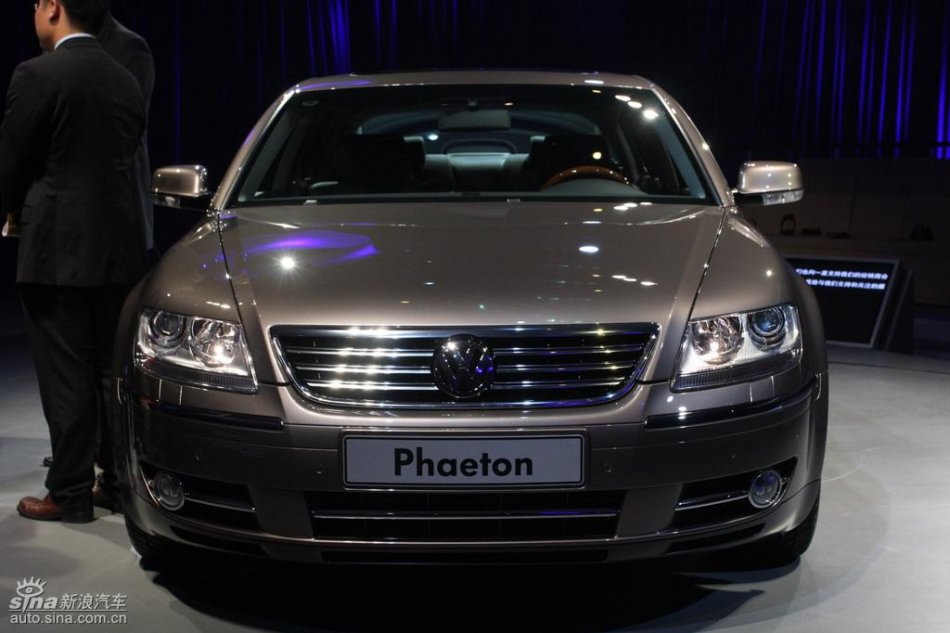 全新3.6L辉腾上市现场外观实拍图