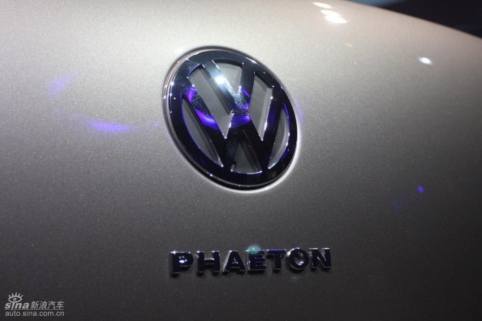 全新3.6L辉腾上市现场外观实拍图