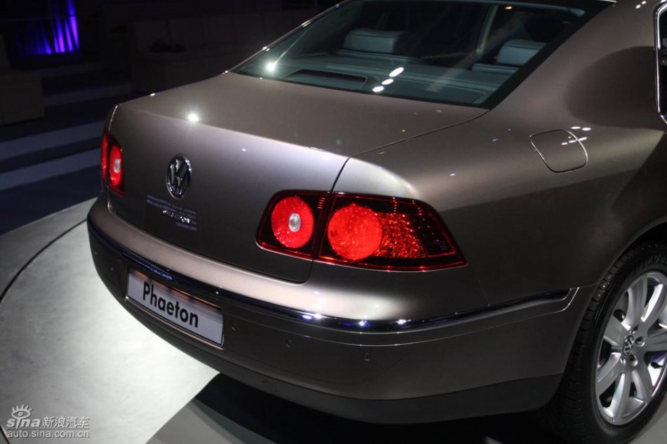 全新3.6L辉腾上市现场外观实拍图