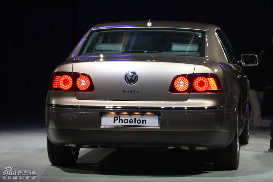 全新3.6L辉腾上市现场外观实拍图