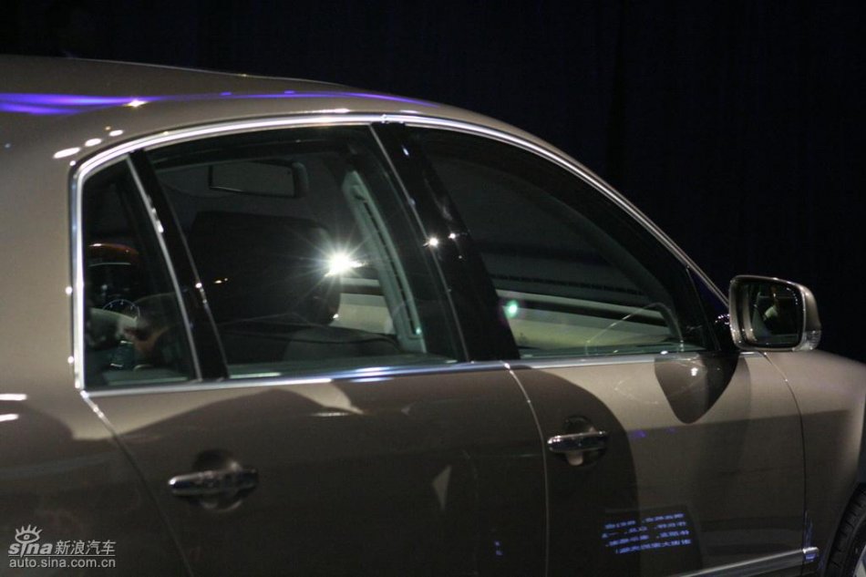 全新3.6L辉腾上市现场外观实拍图