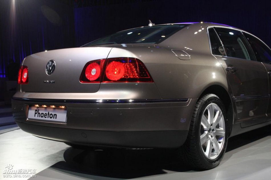 全新3.6L辉腾上市现场外观实拍图