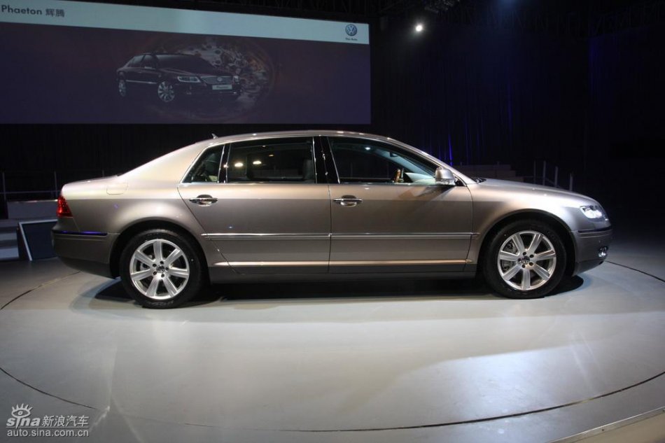 全新3.6L辉腾上市现场外观实拍图