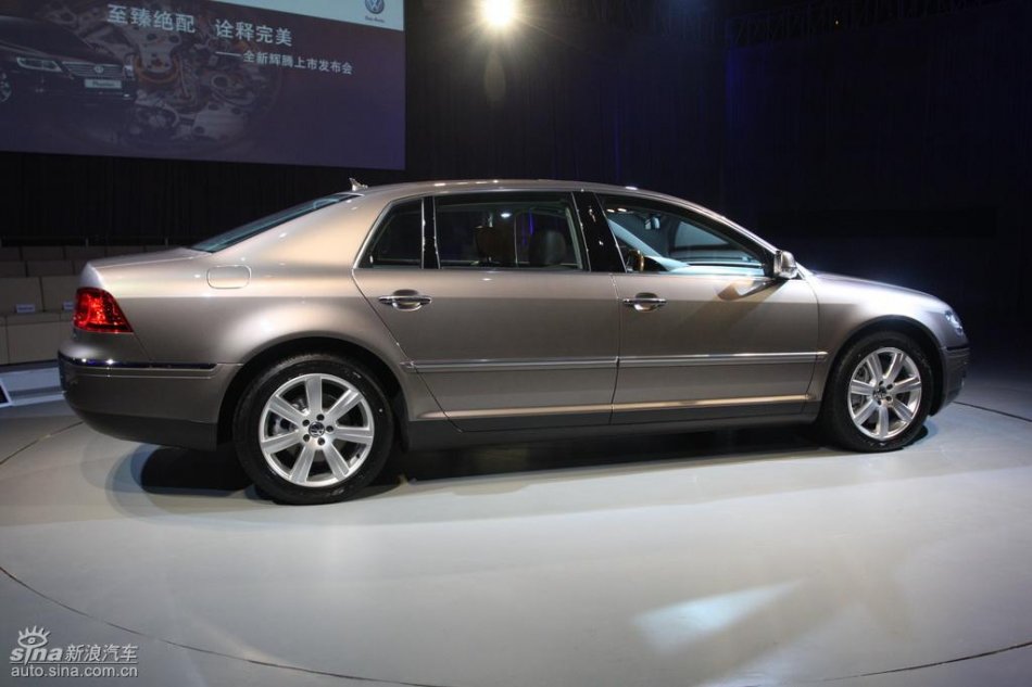 全新3.6L辉腾上市现场外观实拍图