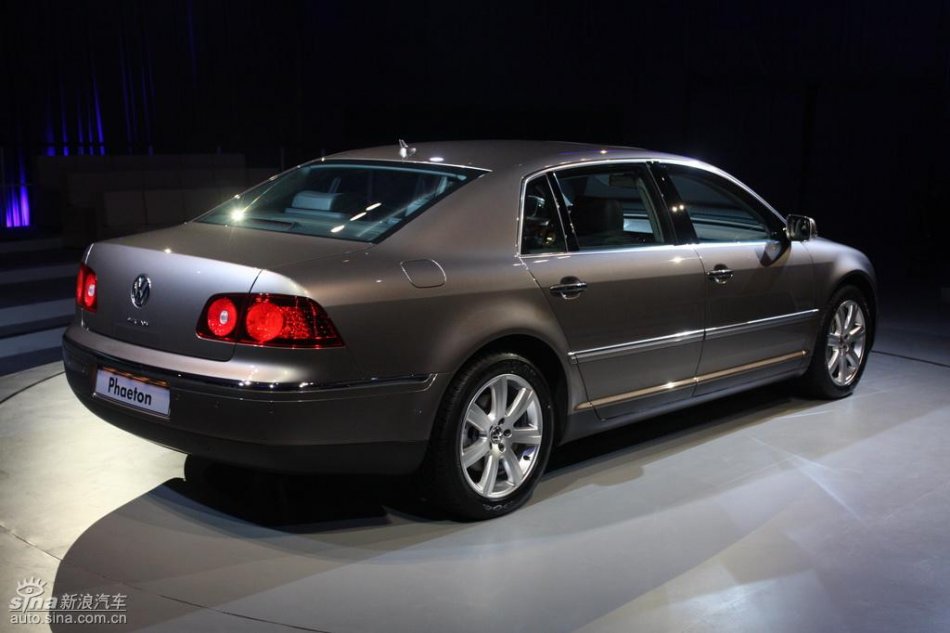 全新3.6L辉腾上市现场外观实拍图