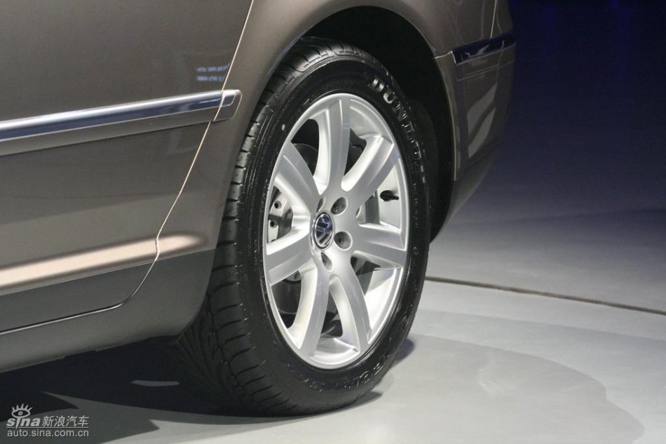 全新3.6L辉腾上市现场外观实拍图