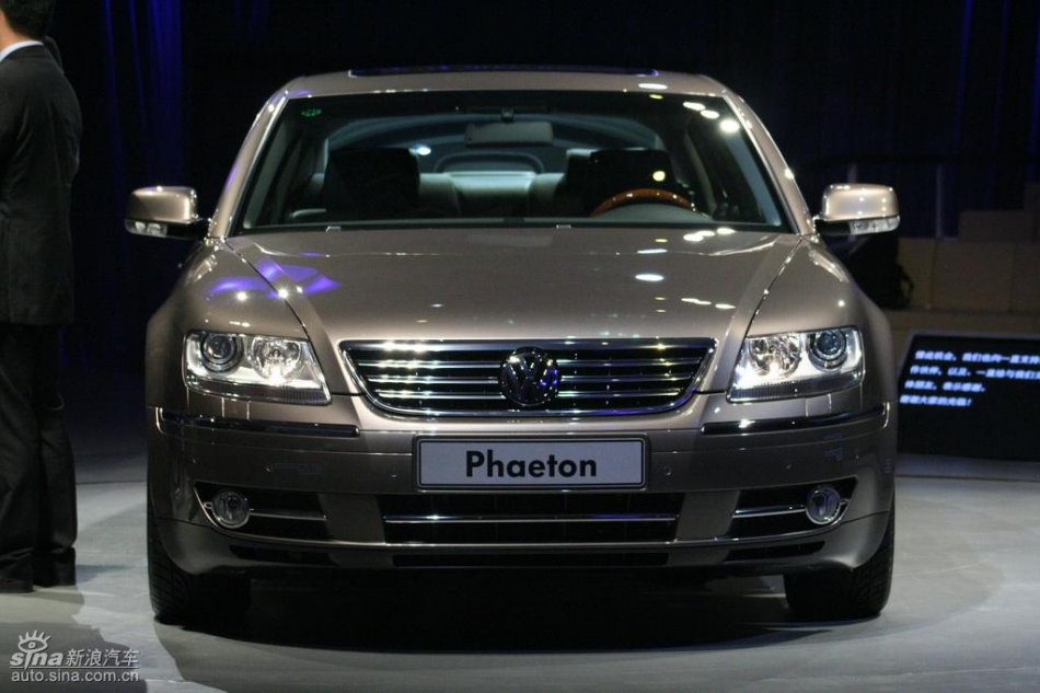 全新3.6L辉腾上市现场外观实拍图