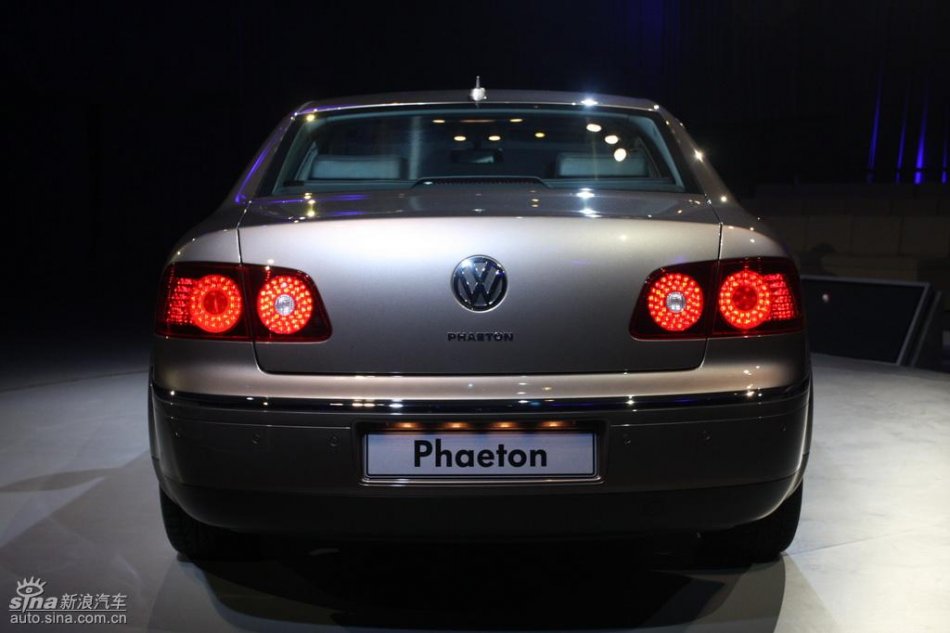 全新3.6L辉腾上市现场外观实拍图