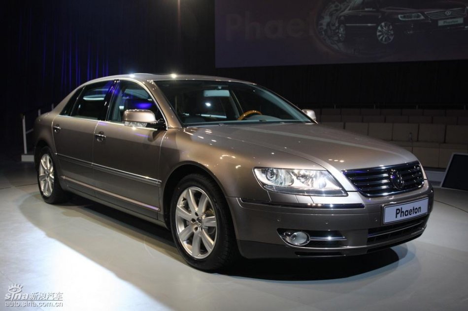 全新3.6L辉腾上市现场外观实拍图