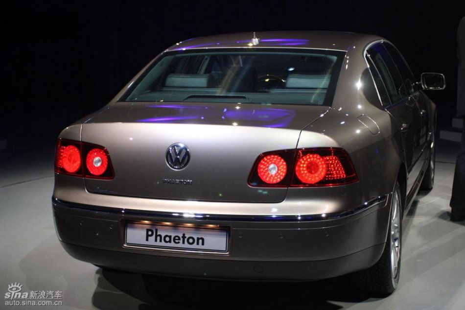 全新3.6L辉腾上市现场外观实拍图