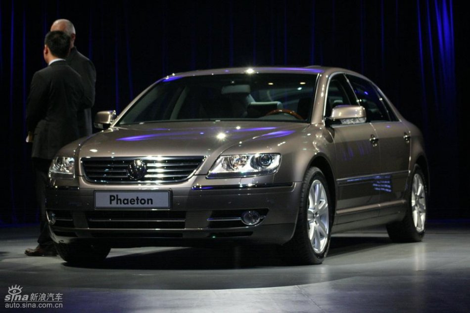 全新3.6L辉腾上市现场外观实拍图