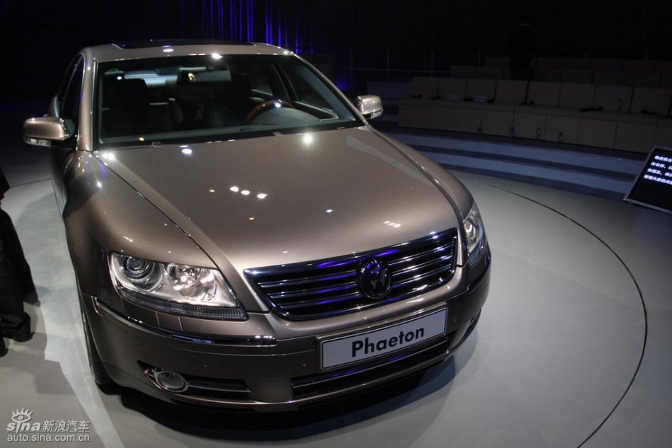 全新3.6L辉腾上市现场外观实拍图