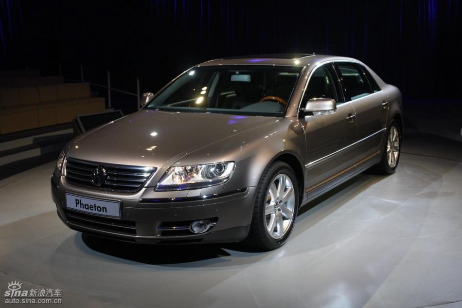 全新3.6L辉腾上市现场外观实拍图