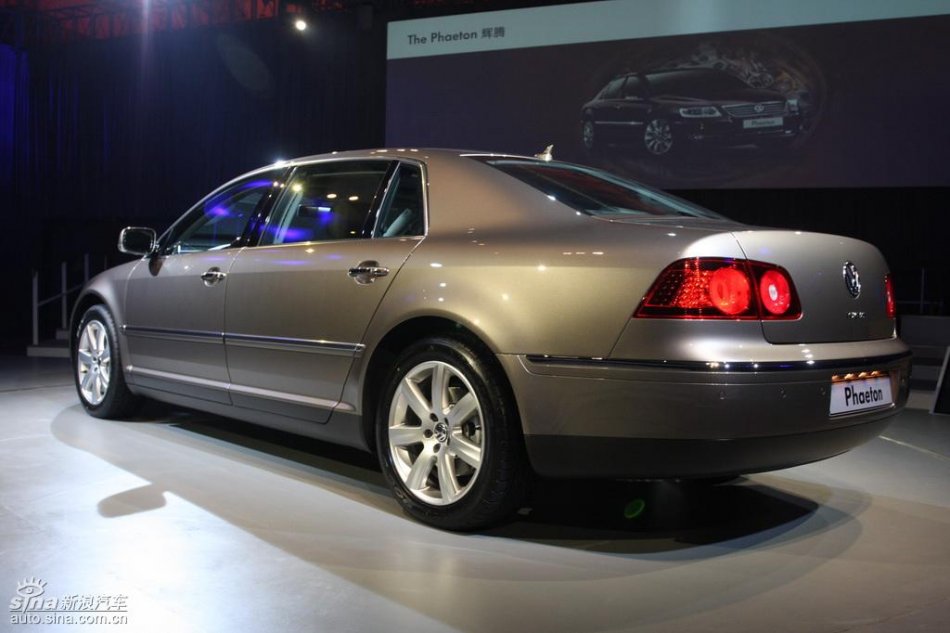 全新3.6L辉腾上市现场外观实拍图