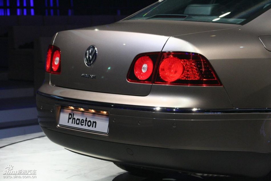 全新3.6L辉腾上市现场外观实拍图