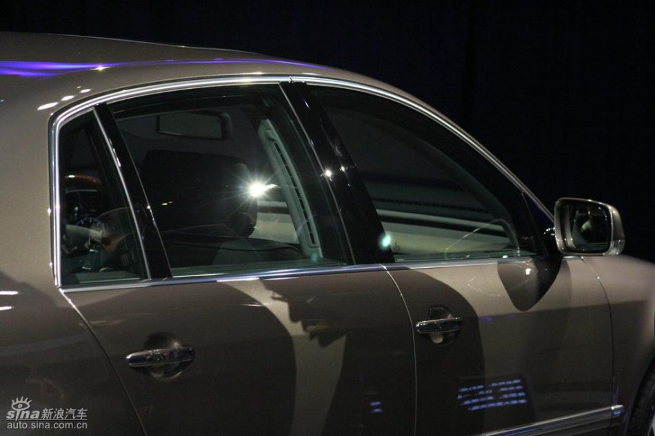 全新3.6L辉腾上市现场外观实拍图