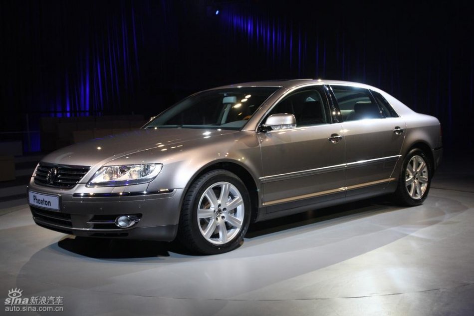 全新3.6L辉腾上市现场外观实拍图