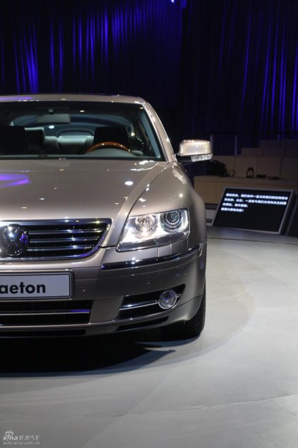 全新3.6L辉腾上市现场外观实拍图