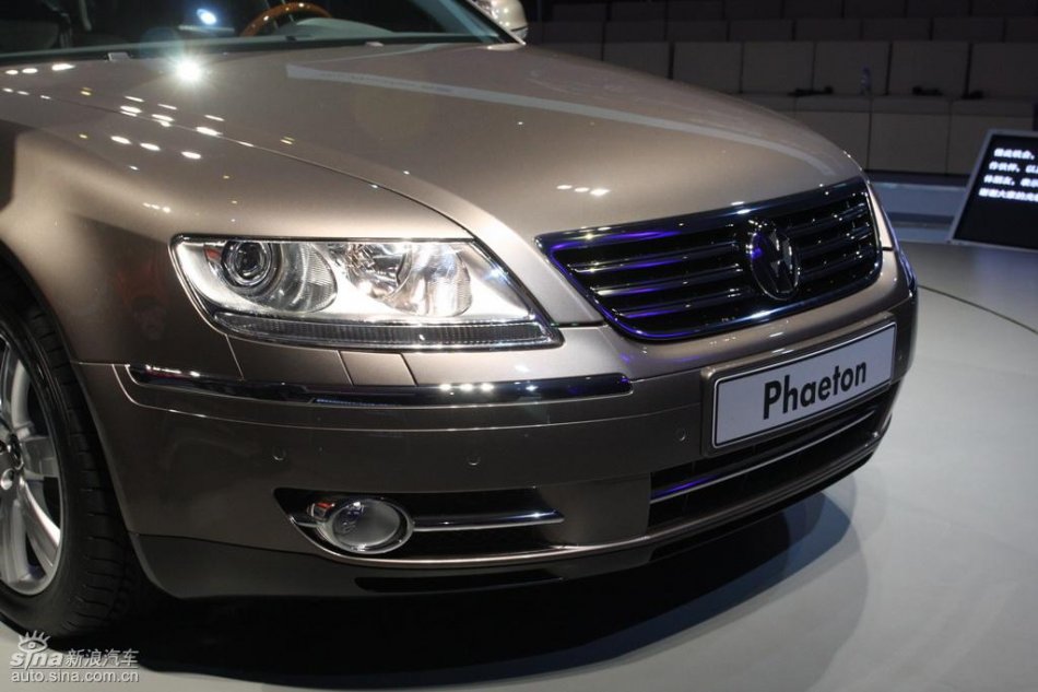 全新3.6L辉腾上市现场外观实拍图