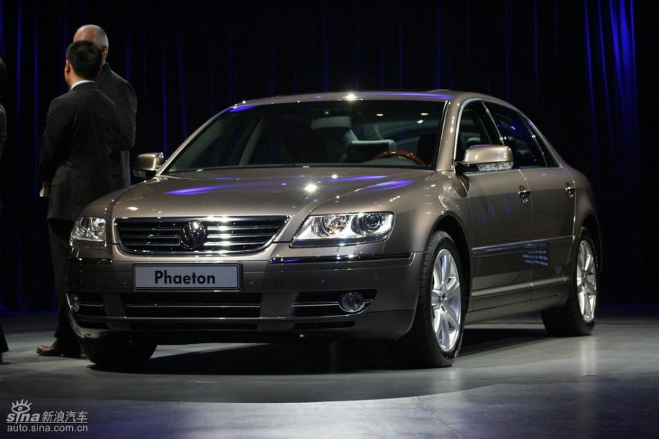 全新3.6L辉腾上市现场外观实拍图