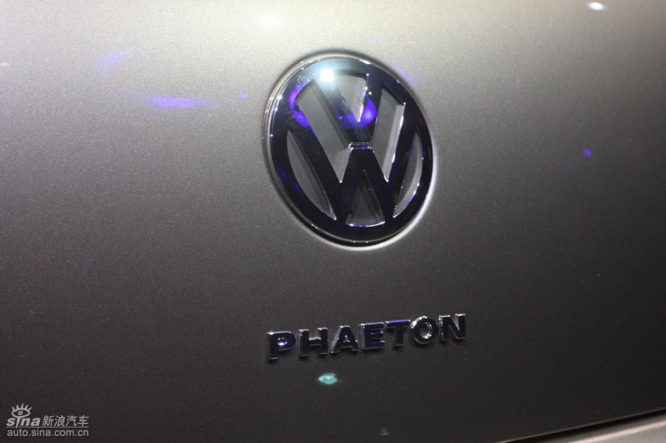 全新3.6L辉腾上市现场外观实拍图