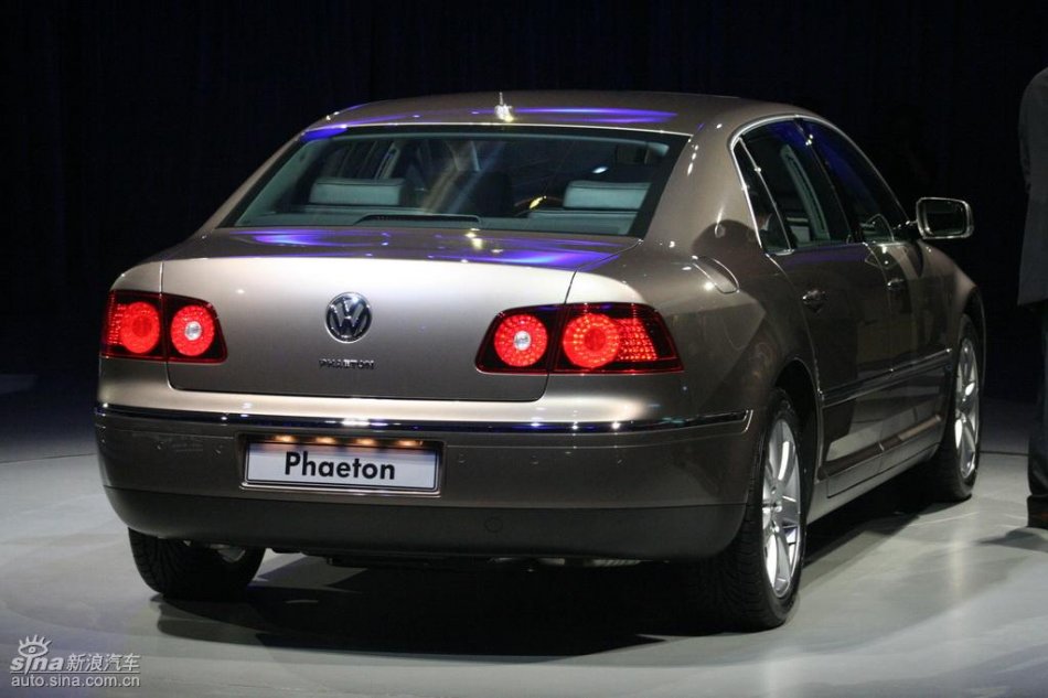 全新3.6L辉腾上市现场外观实拍图