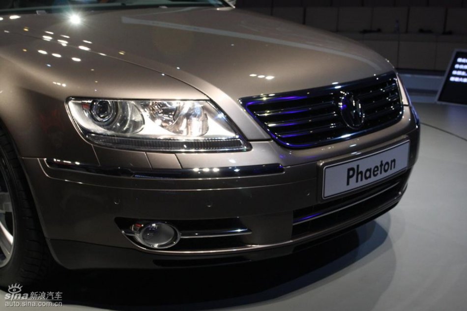 全新3.6L辉腾上市现场外观实拍图