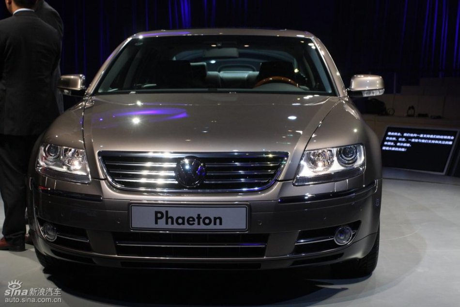 全新3.6L辉腾上市现场外观实拍图