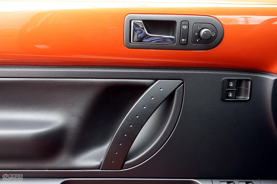 进口大众甲壳虫“墨橘版”内饰