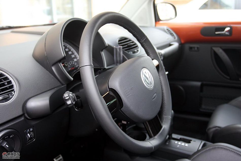 进口大众甲壳虫“墨橘版”内饰