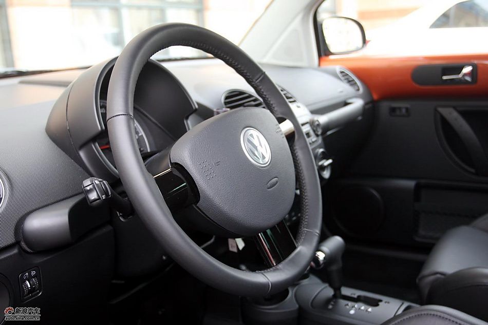 进口大众甲壳虫“墨橘版”内饰