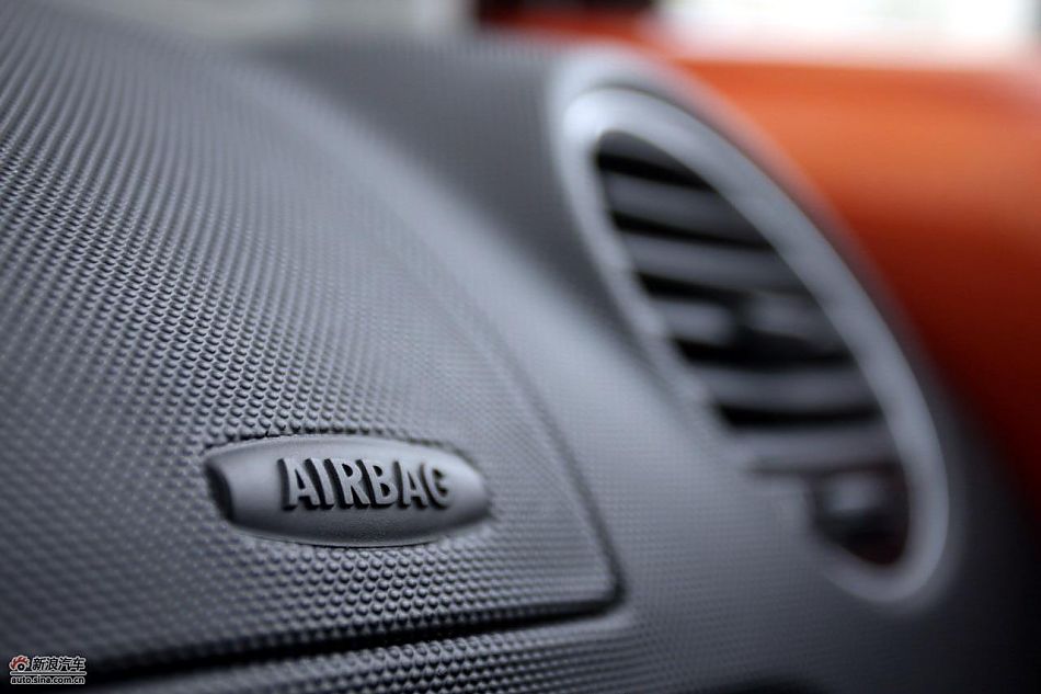 进口大众甲壳虫“墨橘版”内饰