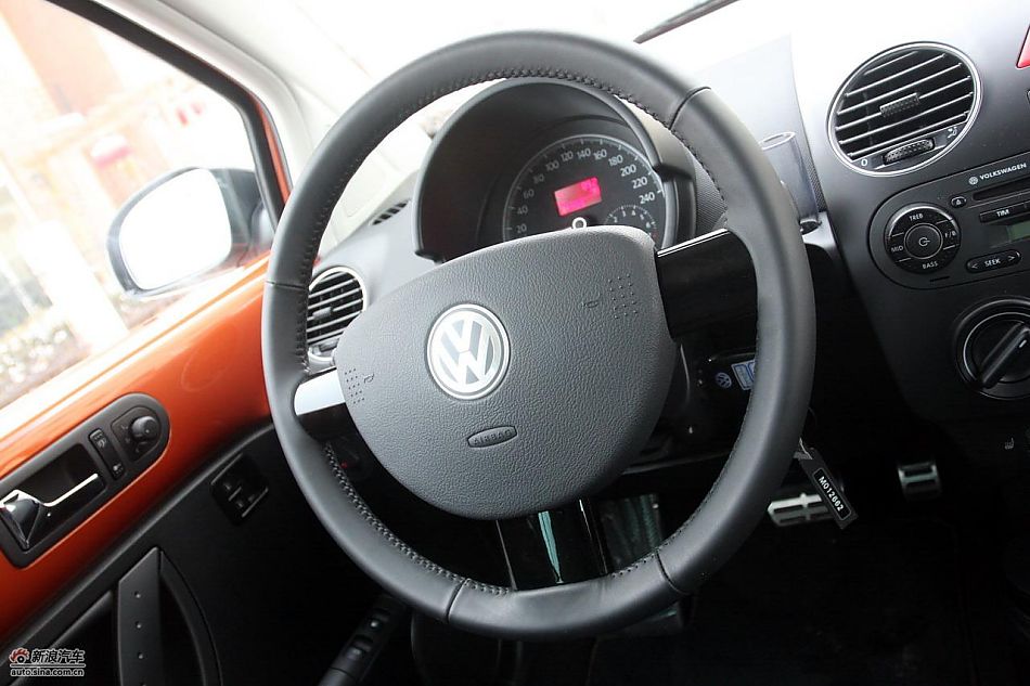 进口大众甲壳虫“墨橘版”内饰