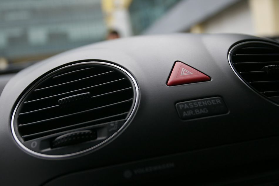 图为新甲壳虫中控台和变速器杆