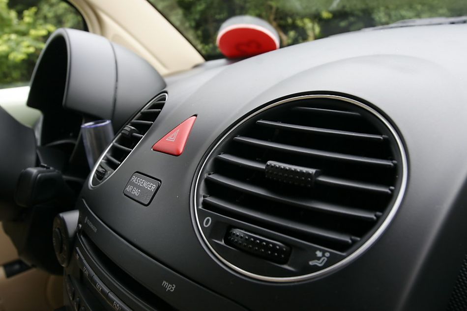 图为新甲壳虫中控台和变速器杆