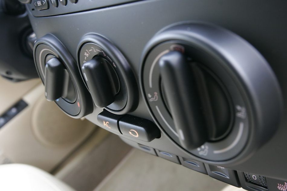 图为新甲壳虫中控台和变速器杆