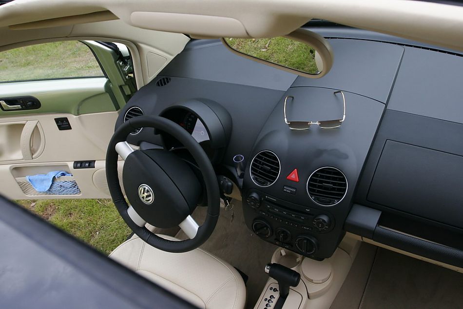 图为浅色黑色和米黄色内饰