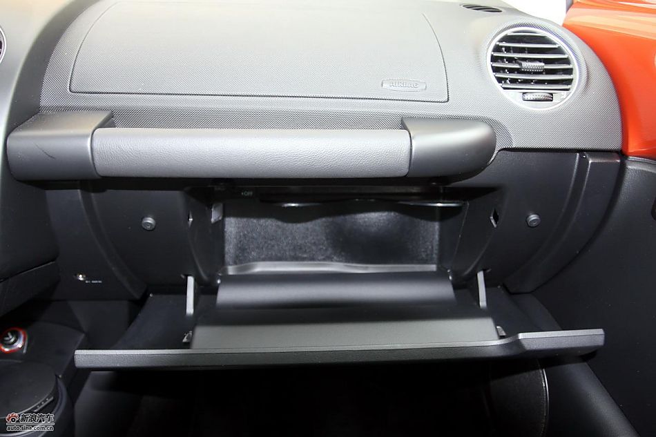 进口大众甲壳虫“墨橘版”内饰