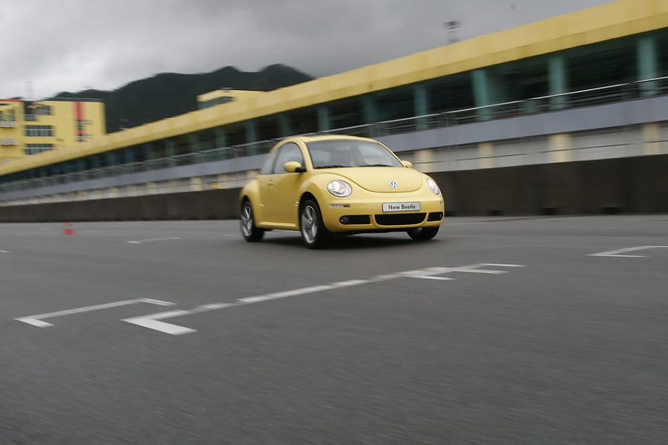 图为08款新甲壳虫绕桩