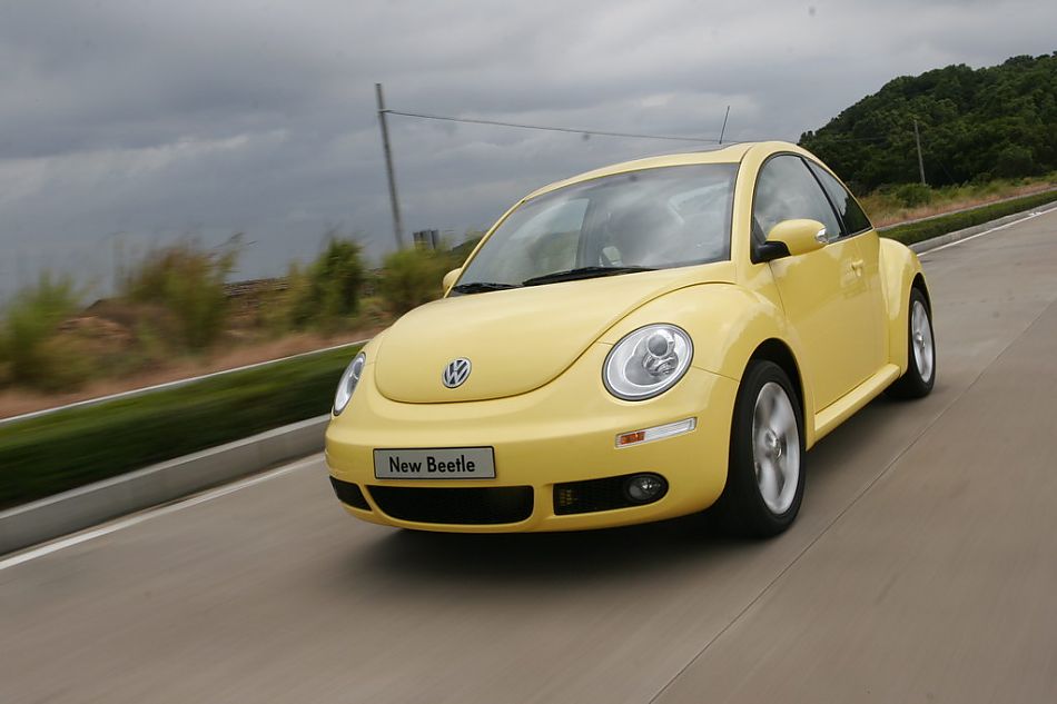 新甲壳虫公路行驶动态图片